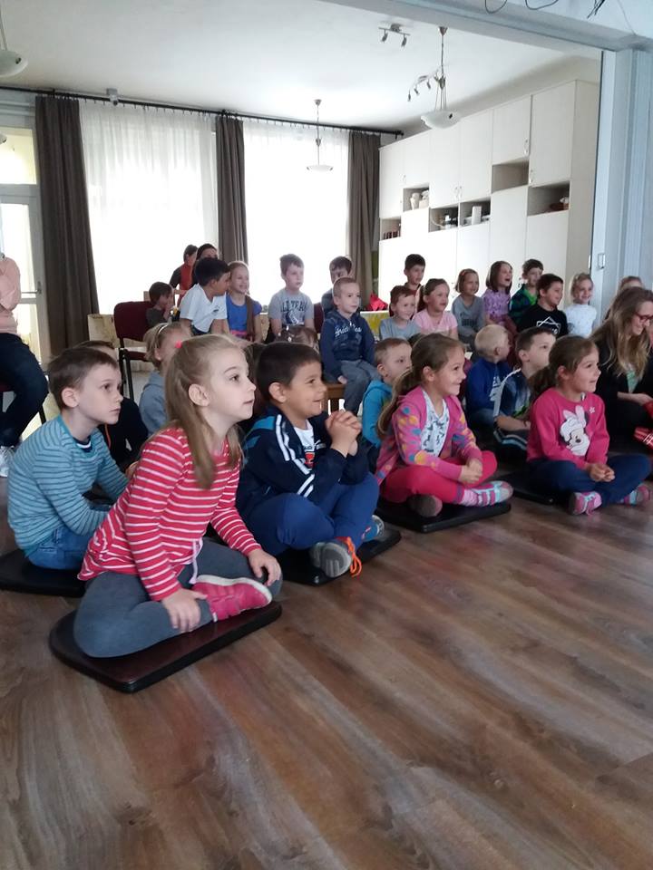 Gyerekek ülve előadást néznek