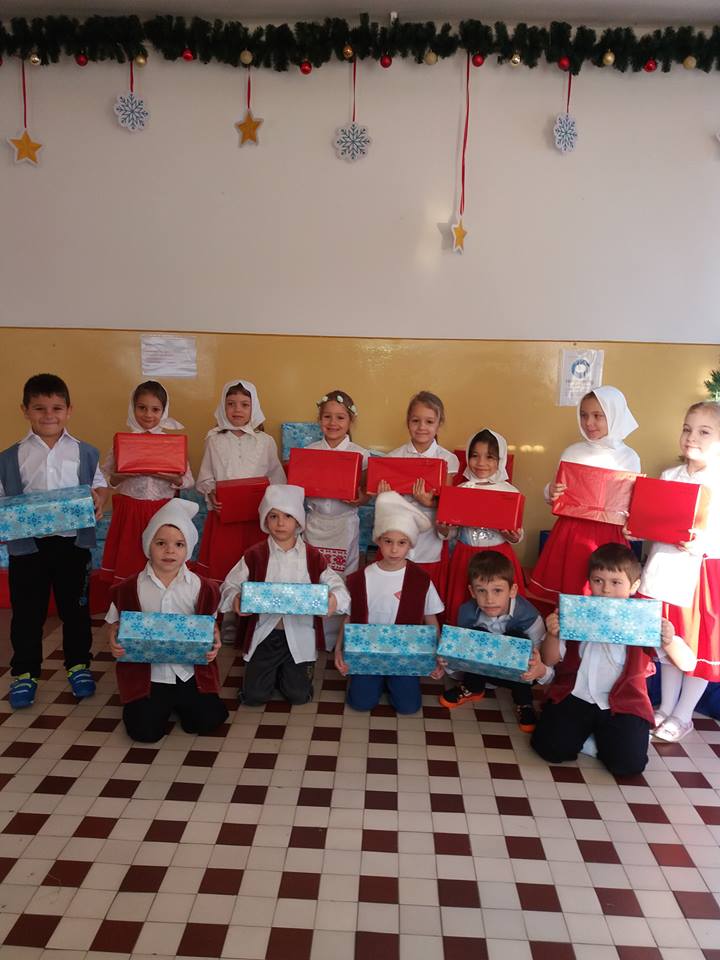 Gyerekek ajándékcsomagokkal a kezükben