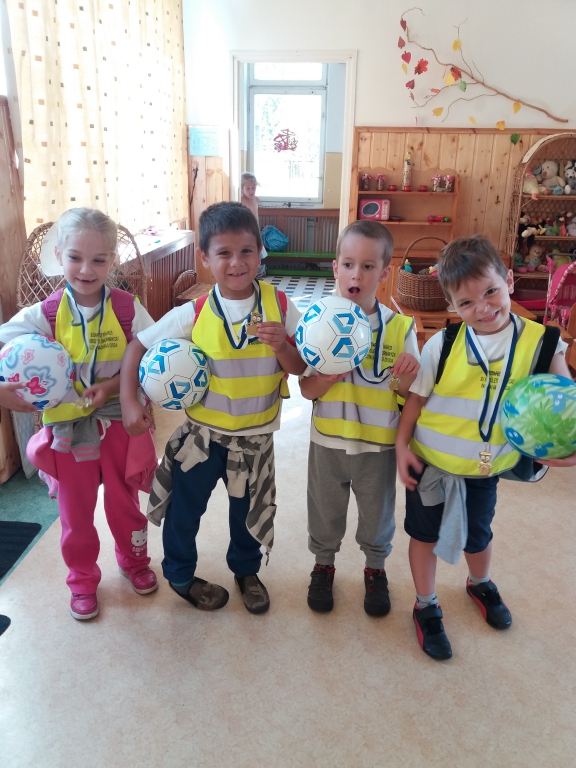 Négy óvodás focilabdával