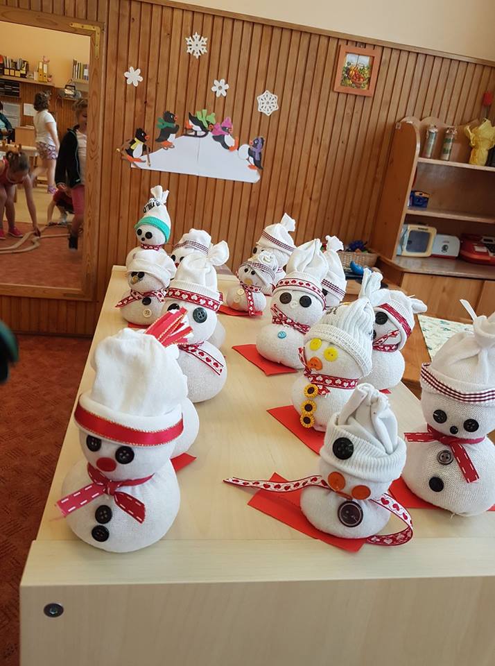 Szövet hóemberek az asztalon