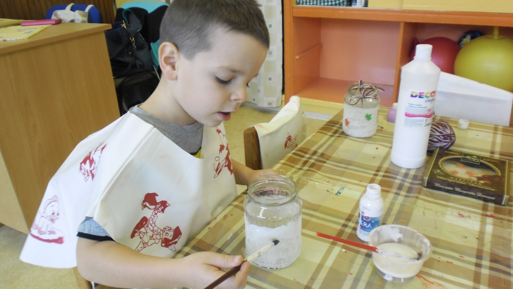 Kisfiú lámpást készít