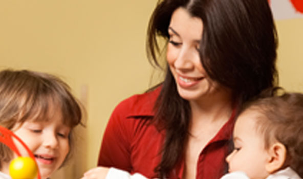 Két kisgyermek egy nő társaságában