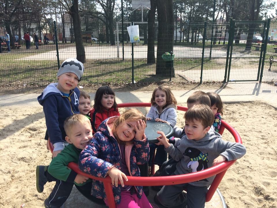 Gyerekek a játszótéren