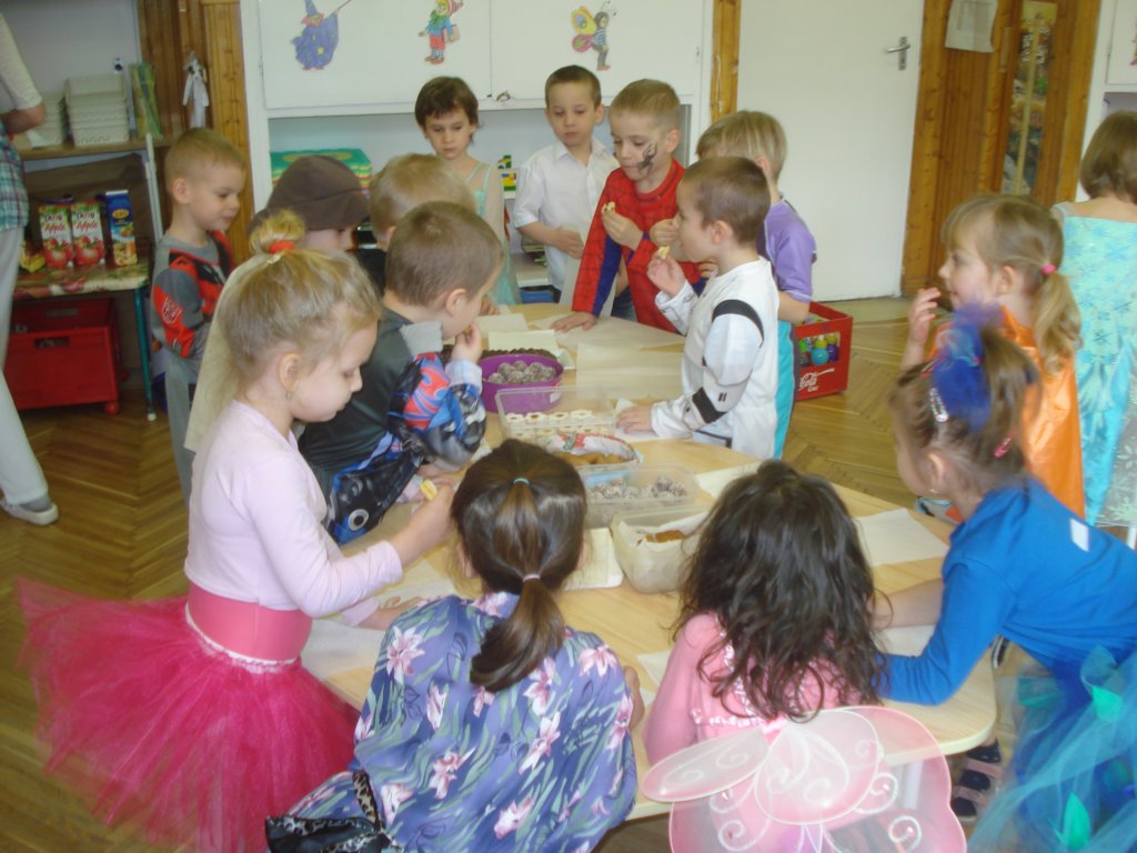 Gyerekek süteményeket esznek az asztalnál