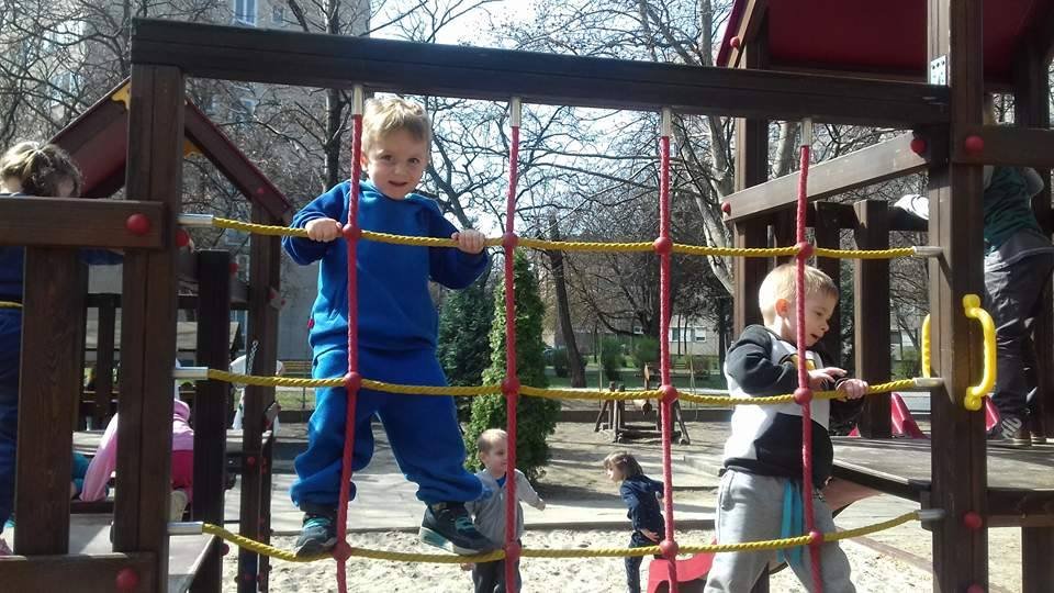 Gyerekek játszótéren