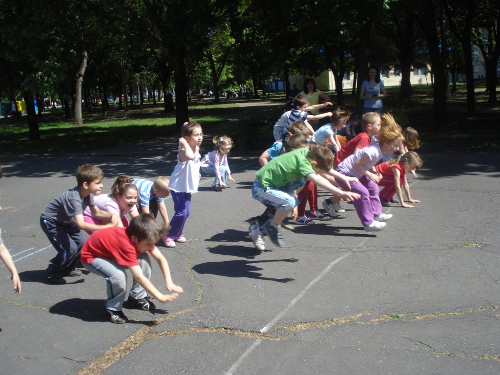 Gyerekek ugrálnak az udvaron