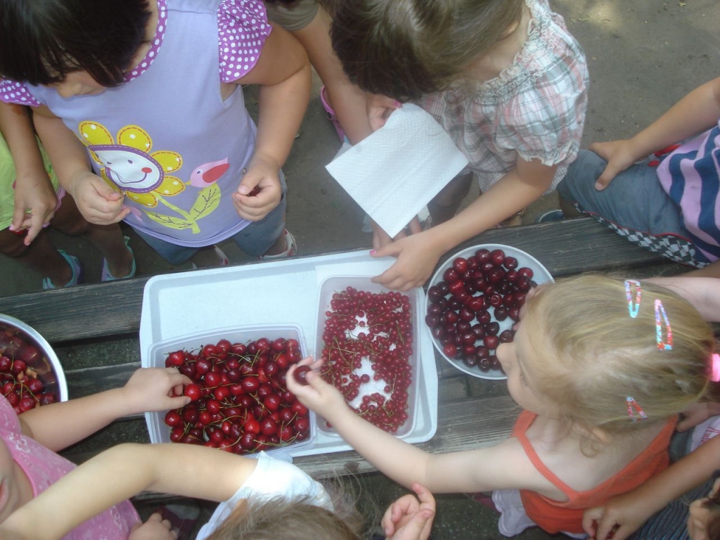 Gyerekek gyümölcsöt esznek