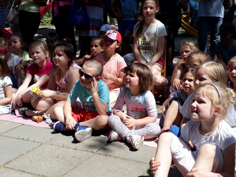 Gyerekek ülve előadást hallgatnak