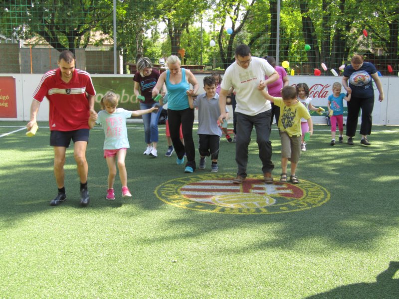 Gyerekek szülőkkel játszanak