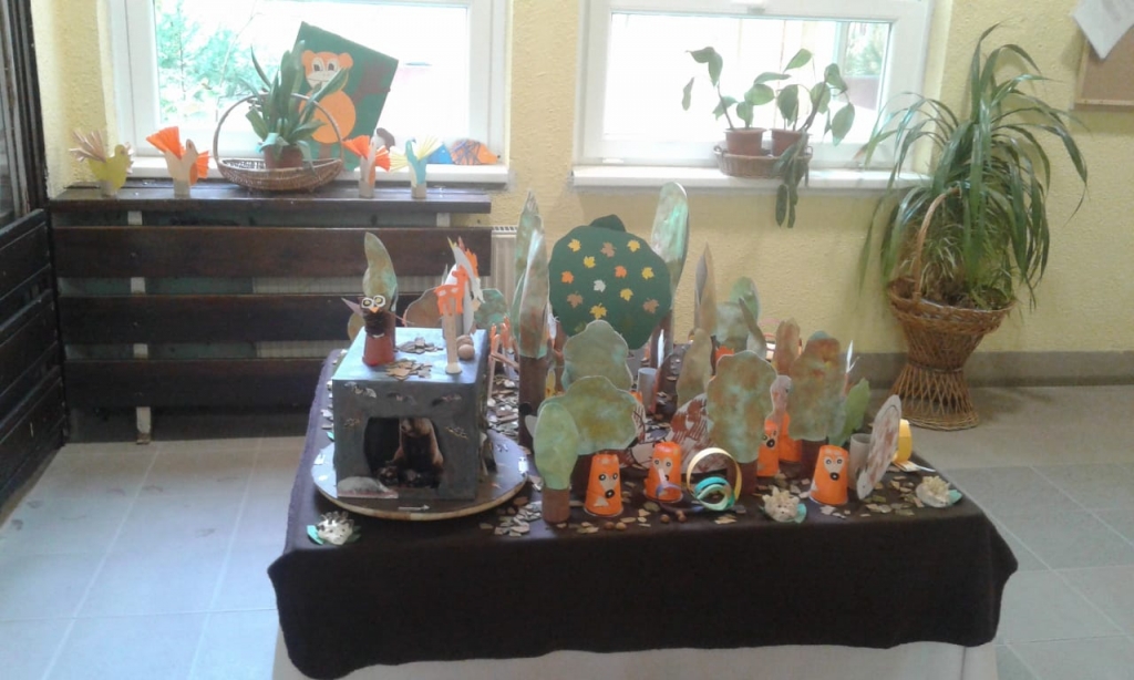 Papírból készített állatok és erdő