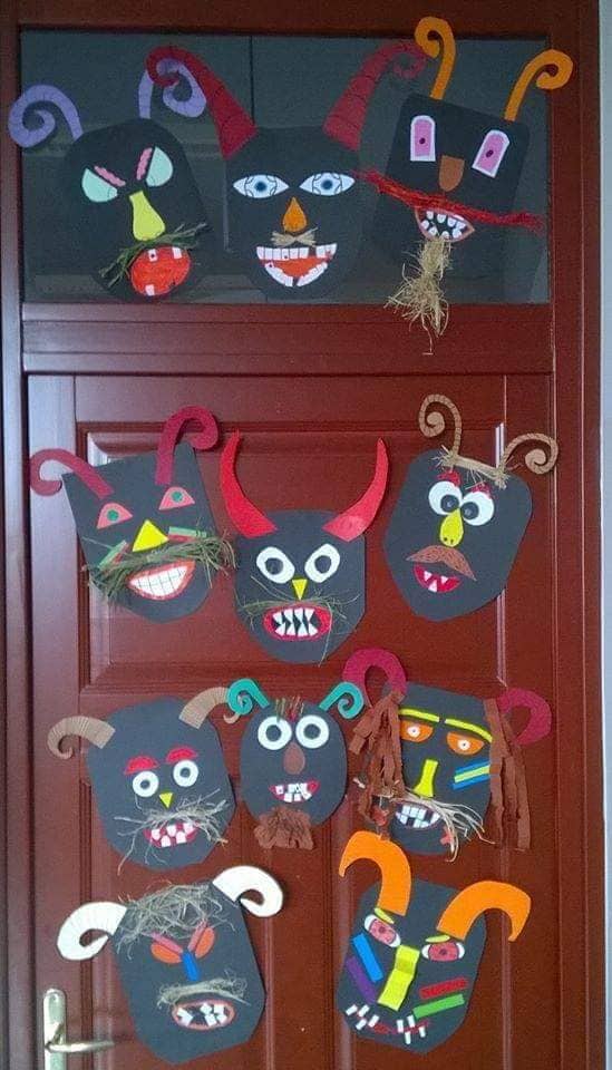 Álarcok az ajtóra akasztva