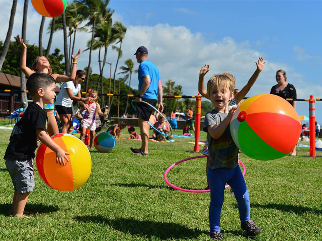 Kisgyermekek játszanak strand labdákkal