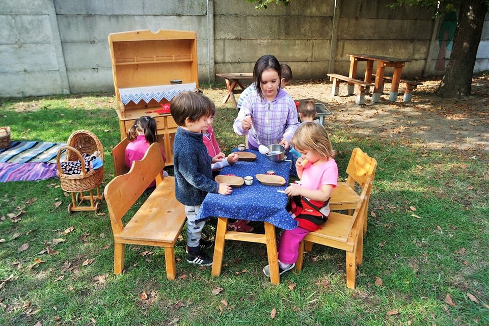 Gyerekek az udvaron játszanak