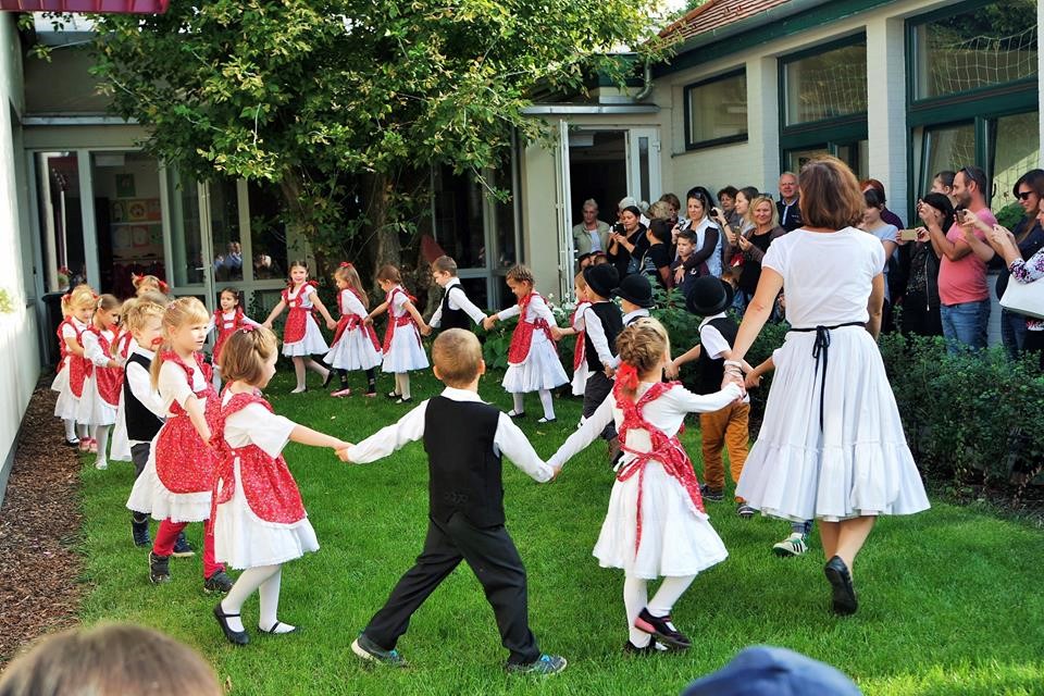 Néptánc az udvaron