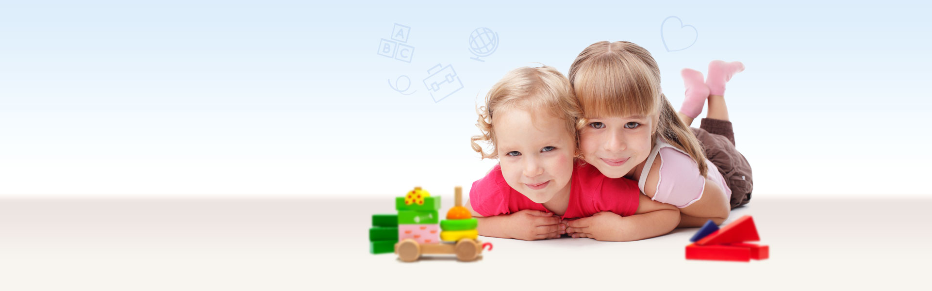 Két mosolygó kisgyermek